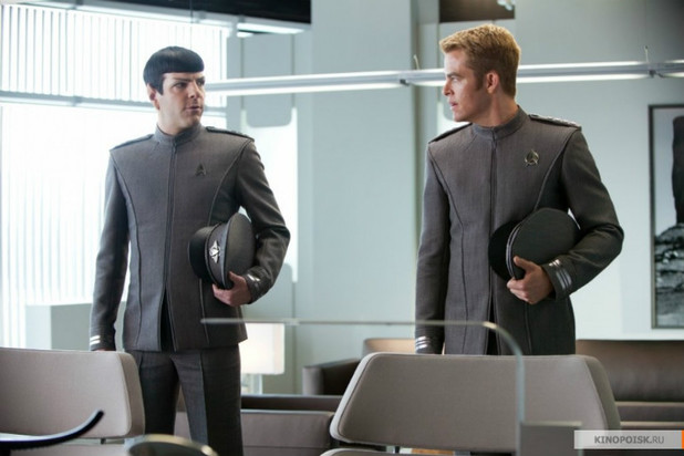 Gambar Foto Spock Berbicara dengan Kapten Kirk