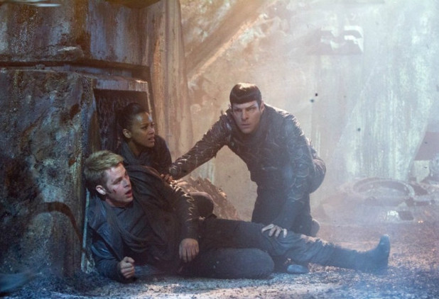 Gambar Foto Kapten Kirk, Spock dan Uhura Berlindung dari Serangan Musuh