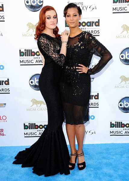 Gambar Foto Icona Pop di Blue Carpet Billboard Music Awards 2013