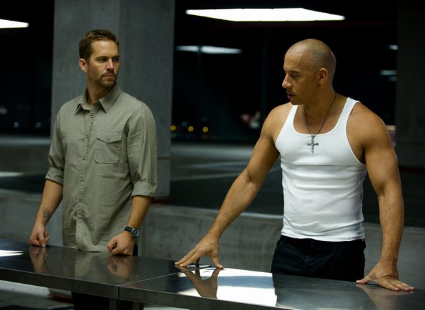 Gambar Foto Dominic Toretto Berdiskusi dengan Brian O'Conner