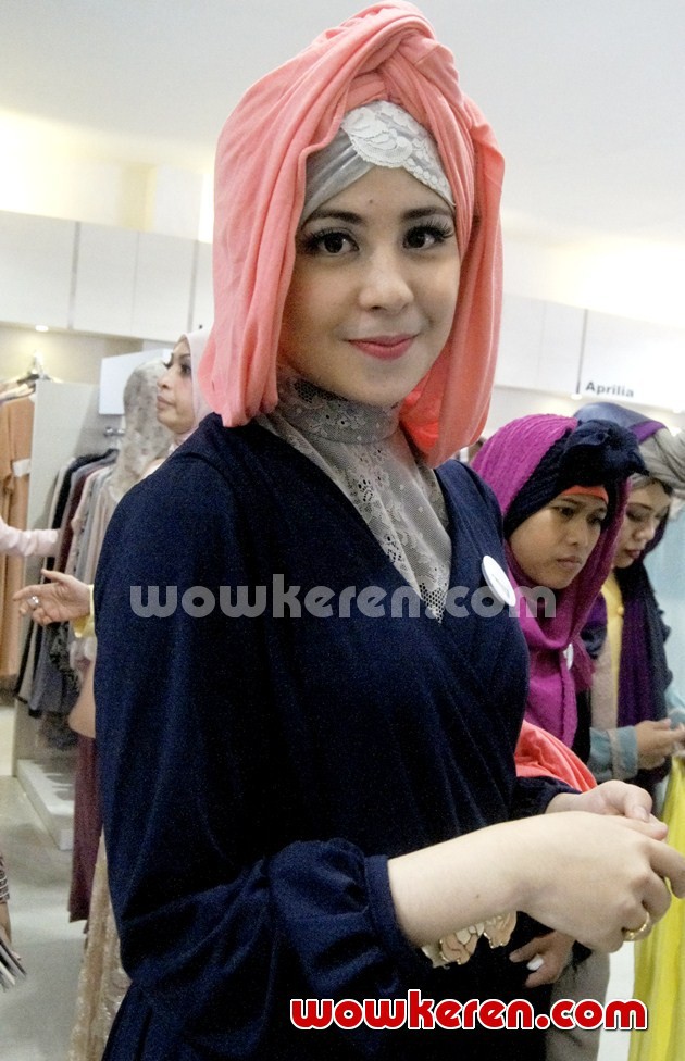 Gambar Foto Risty Tagor di Pembukaan Miss Moz Moslem Center Surabaya