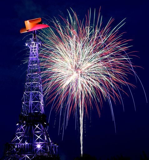 Gambar Foto Kembang Api yang Meletus di Belakang Replika Menara Eiffel
