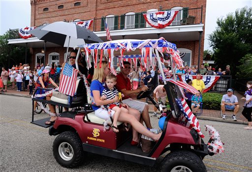 Gambar Foto Pawai Mobil Golf untuk Memeriahkan Perayaan Fourth of July 2013