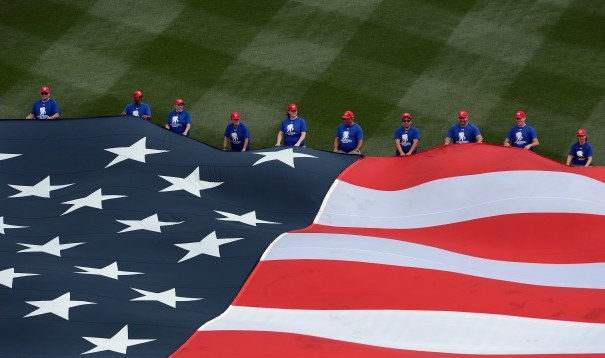 Gambar Foto Pembentangan Bendera Nasional di Pertandingan Baseball Nationals vs Milwaukee Brewers