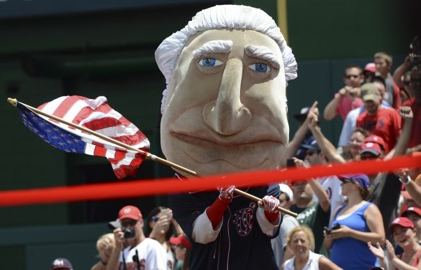 Gambar Foto Maskot George Washington Membawa Bendera Amerika Serikat