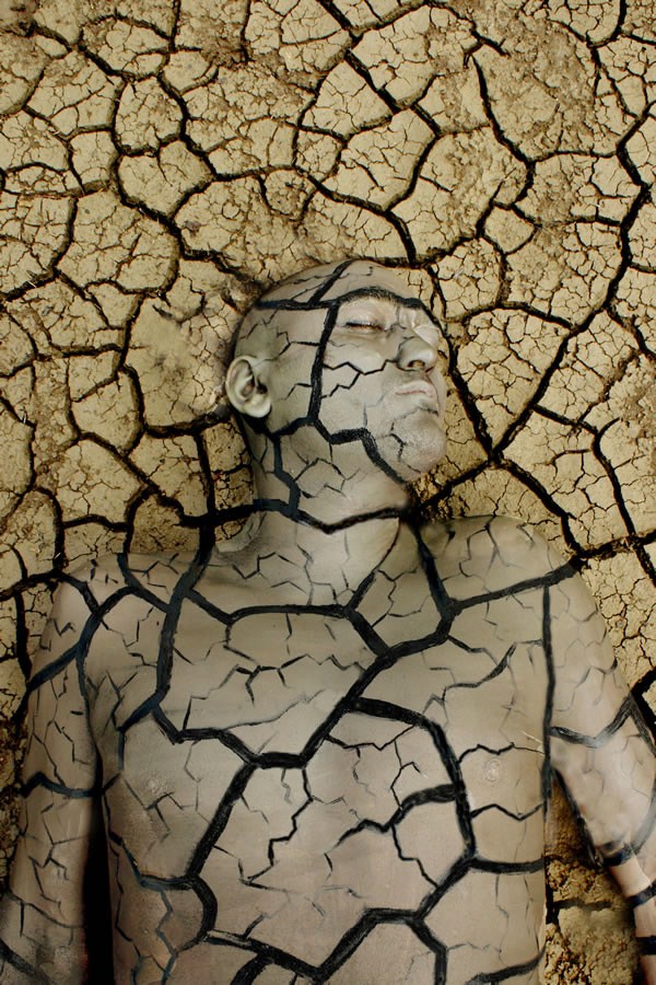 Foto Body Painting yang Membuat Manusia Jadi Satu dengan Tanah Retak