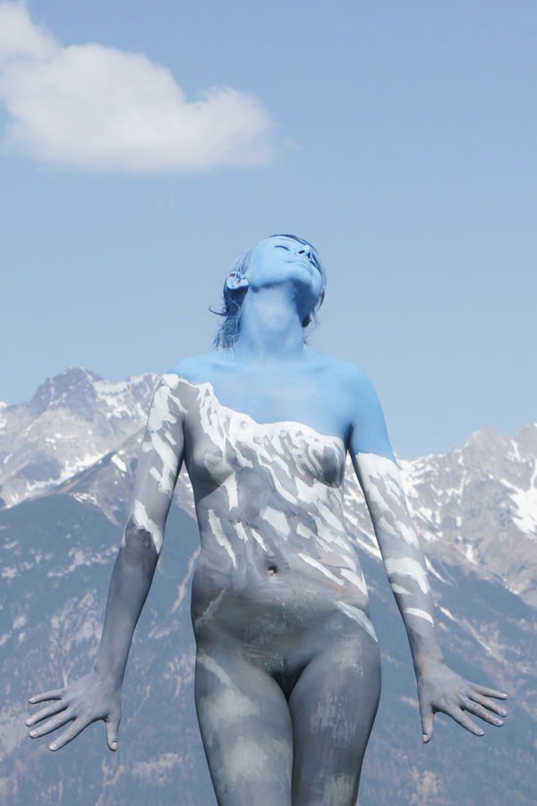 Gambar Foto Body Painting Menjadikan Tubuh Manusia Pegunungan Alpen