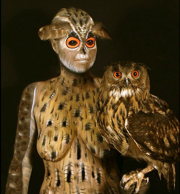 Gambar Foto Body Painting yang Merubah Manusia Menyerupai Burung Hantu
