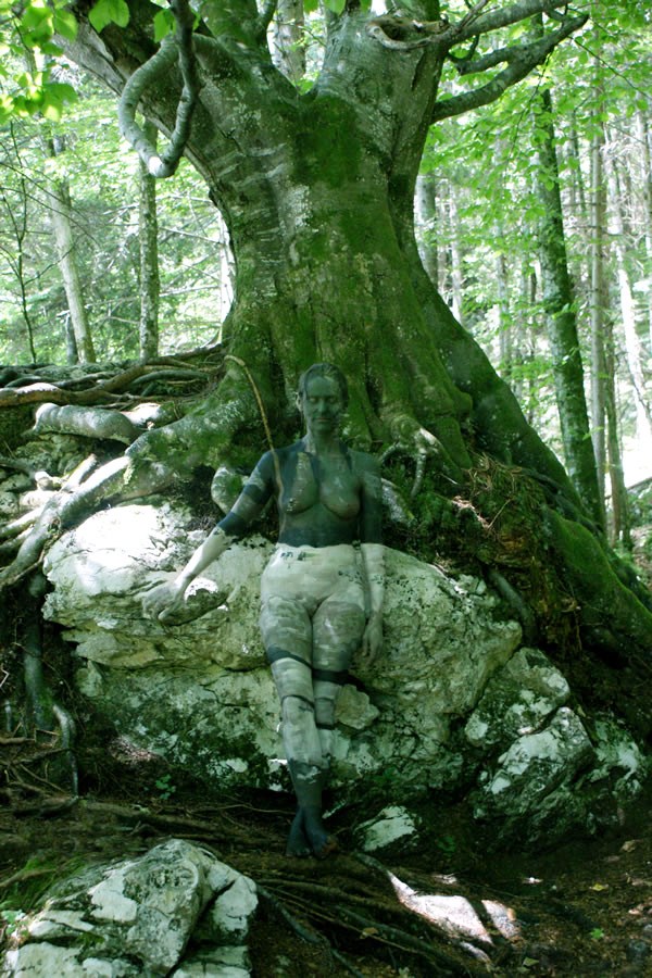 Gambar Foto Body Painting yang Mengubah Manusia Menyatu di Akar Pohon
