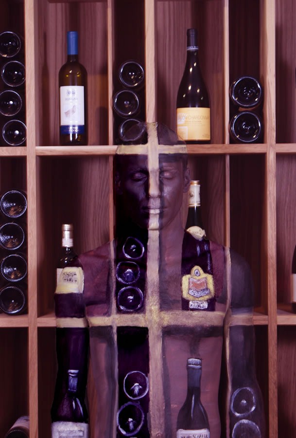 Gambar Foto Body Painting yang Mengubah Manusia Jadi Rak Penyimpan Wine