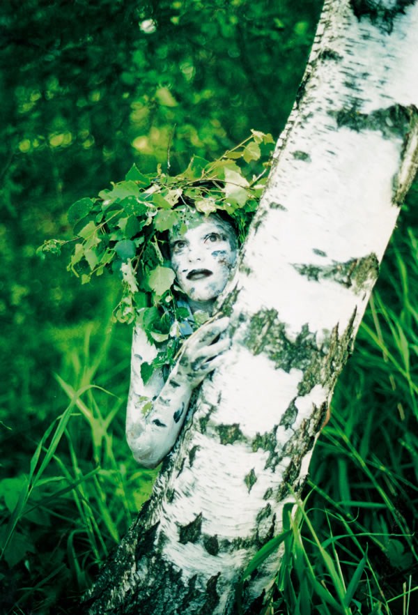 Gambar Foto Body Painting yang Membuat Manusia Menjadi Bagian Pohon