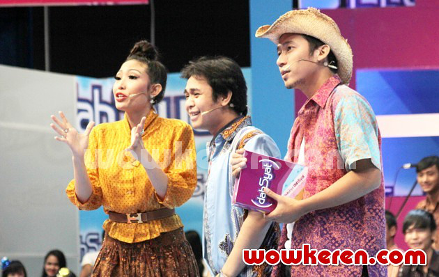 Gambar Foto Ayu Dewi, Olga Syahputra dan Denny Cagur Saat Menjadi Host Acara Musik 'Dahsyat'