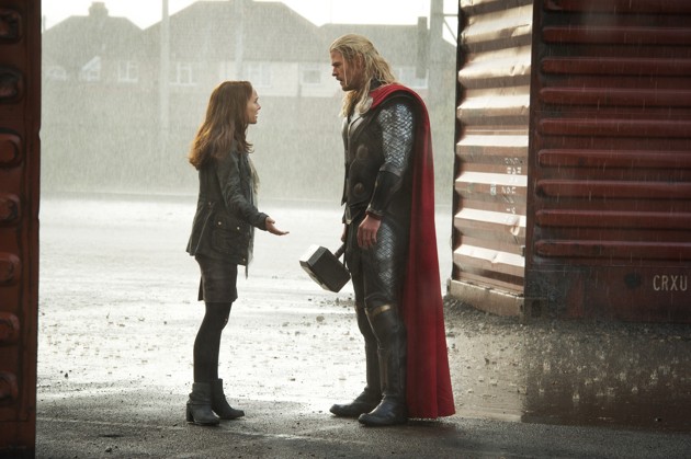 Gambar Foto Jane Berdiskusi dengan Thor