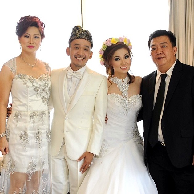 Gambar Foto Ruben Onsu dan Wenda Tan Berfoto Bersama Keluarga