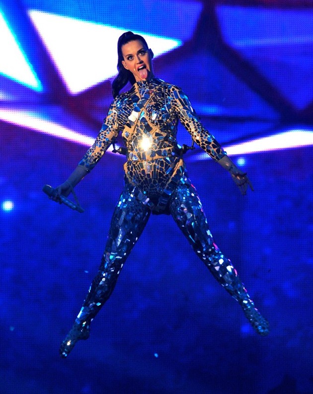 Gambar Foto Aksi Spektakuler Katy Perry di Panggung MTV EMAs 2013
