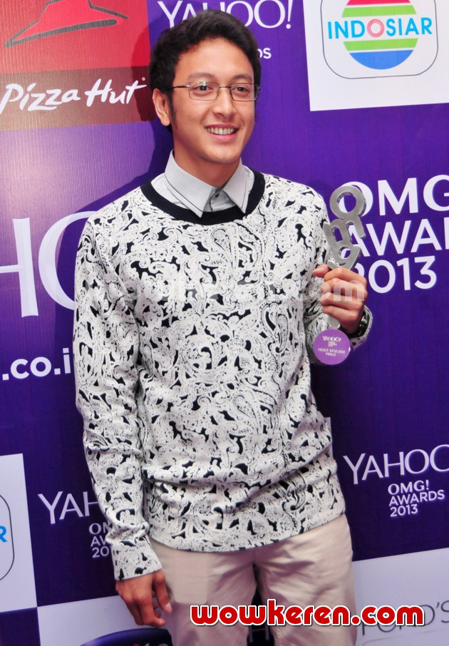 Gambar Foto Dimas Anggara Raih Piala Most Stylish Male 'Yahoo OMG! Awards 2013'