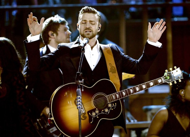 Gambar Foto Justin Timberlake Nyanyikan Lagu 'Drink You Away'