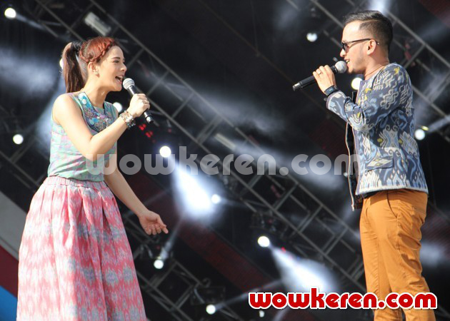 Gambar Foto Astrid Tiar dan Ruben Onsu Saat Menjadi Host Konser 'Salut Indonesia'