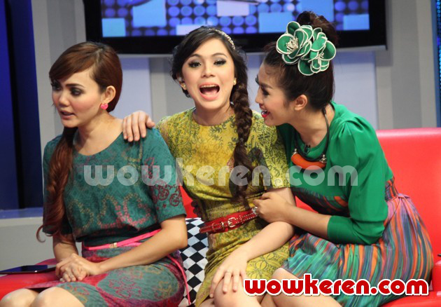 Gambar Foto Rina Nose, Nycta Gina dan Fitri Carlina di Acara 'Buka-Bukaan'