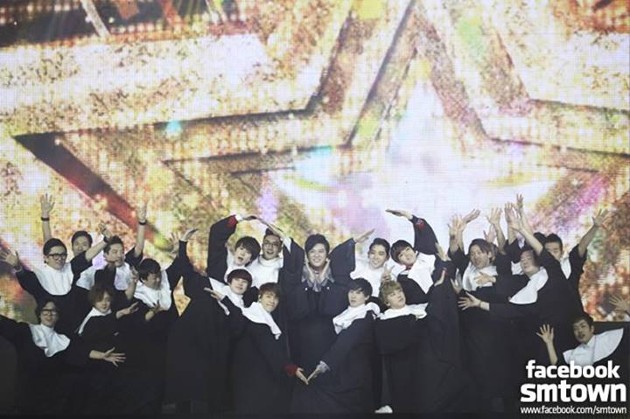 Gambar Foto Super Junior Nyanyikan Lagu 'I Will Follow Him' di Konser 'Treasure Island'