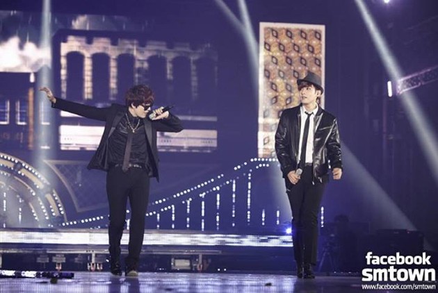 Gambar Foto Duet Kyuhyun dan Ryeowook Nyanyikan Lagu 'Guilty'