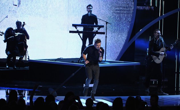 Gambar Foto Penampilan OneRepublic di People's Choice Awards 2014