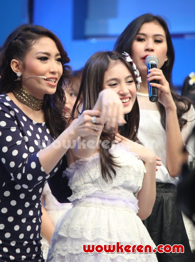 Gambar Foto Ayu Dewi dan JKT48 di Acara 'Dahsyat'