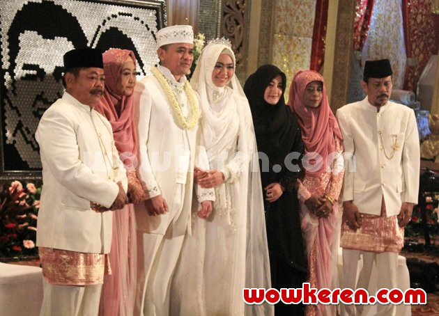 Gambar Foto Pernikahan Oki Setiana Dewi dan Ory Vitrio