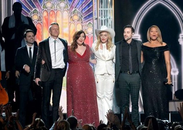 Gambar Foto Kolaborasi Madonna, Queen Latifah dan Macklemore di Panggung Grammy Awards 2014