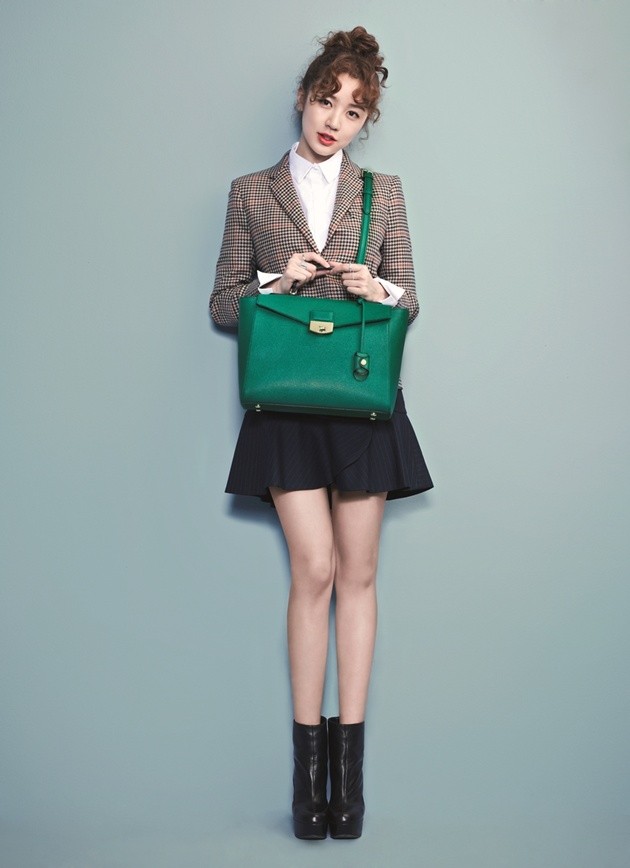 Gambar Foto Yoon Eun Hye Mendesain Tas dan Jadi Model untuk Brand Samantha Thavasa