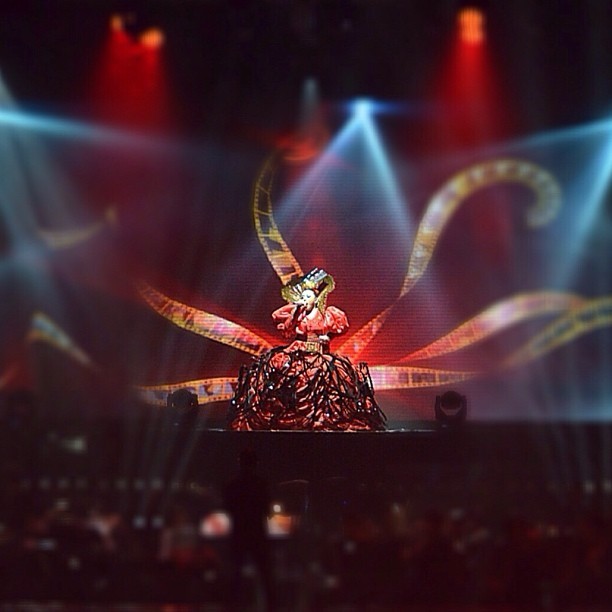 Gambar Foto Melly Goeslaw di Pembukaan Konsernya 'The Queen of Soundtrack'