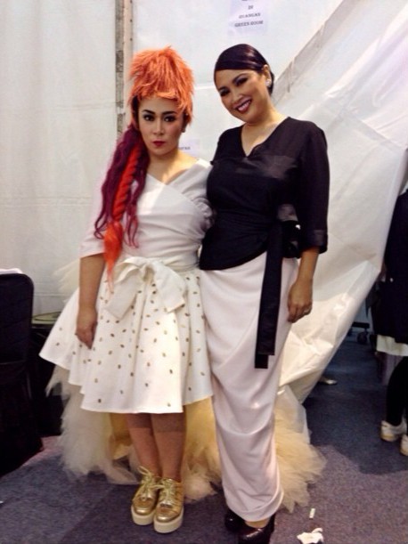 Gambar Foto Melly Goeslaw dan Titi DJ di Belakang Panggung Jakarta Fashion Week 2013