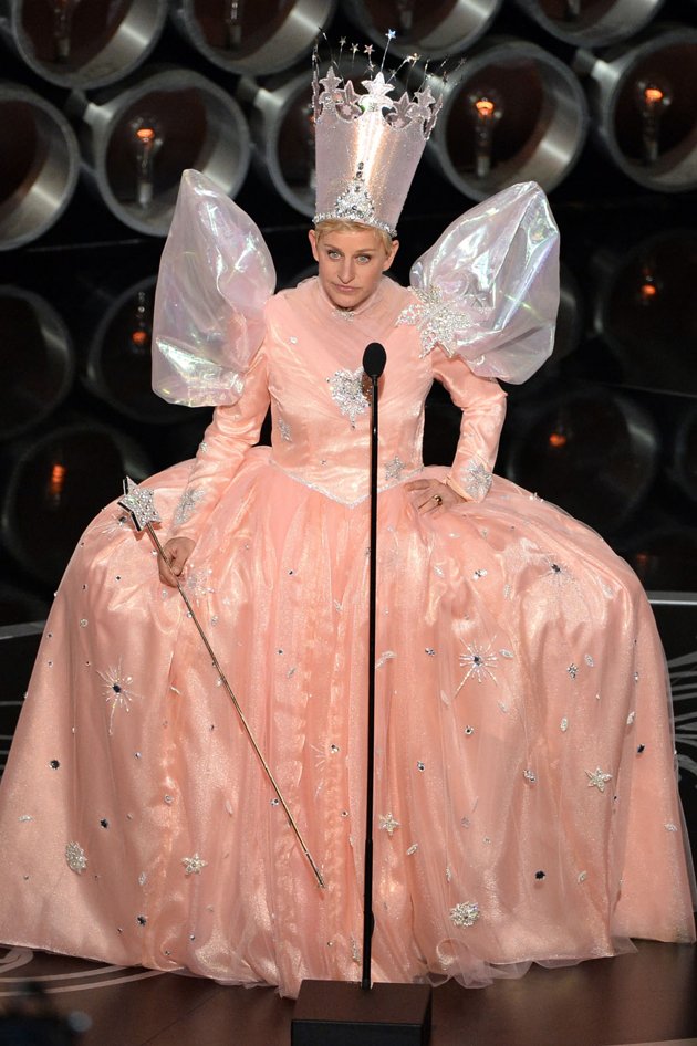 Gambar Foto Ellen DeGeneres Saat Kenakan Kostum Karakter 'Glinda'