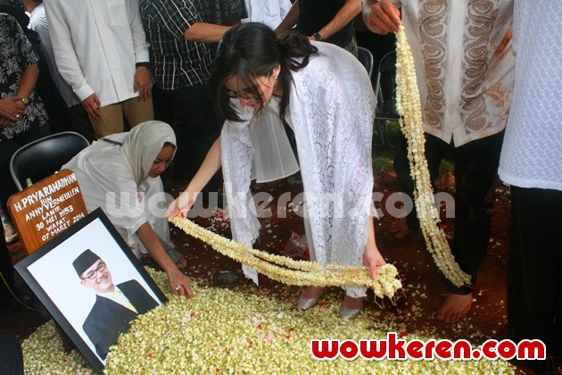 Gambar Foto Nia Ramadhani Selama Prosesi Pemakaman Ayahnya