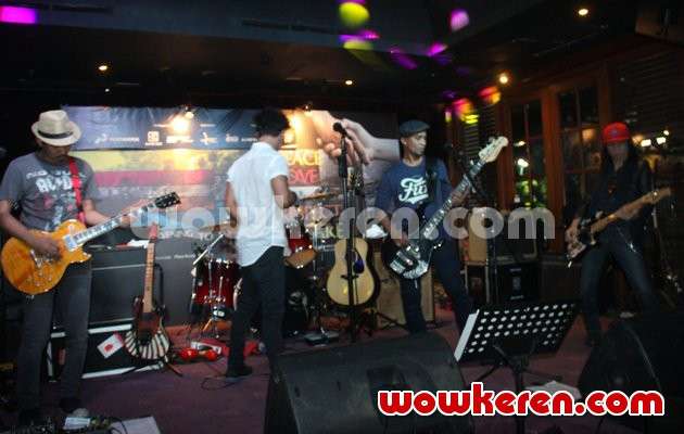Gambar Foto Konser 'An Evening to Share + Care with Slank'