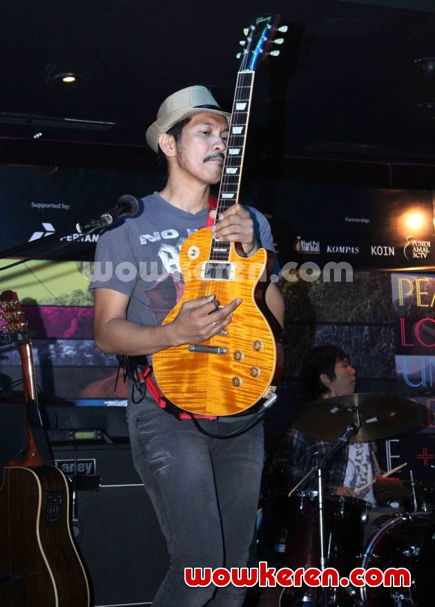 Gambar Foto Ridho Slank di Konser 'An Evening to Share + Care with Slank'