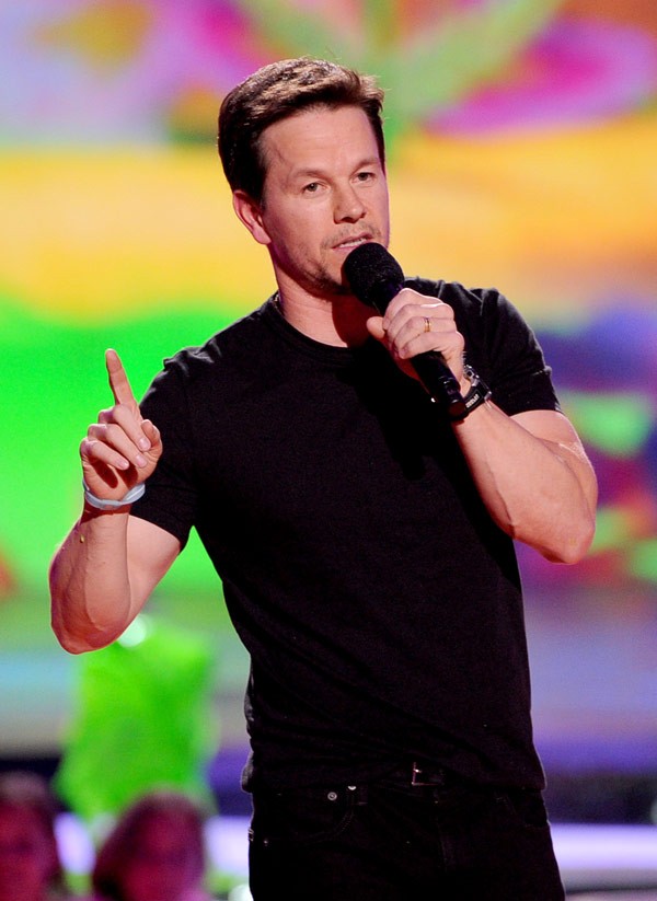 Gambar Foto Mark Wahlberg Jadi Host Kids' Choice Awards 2014