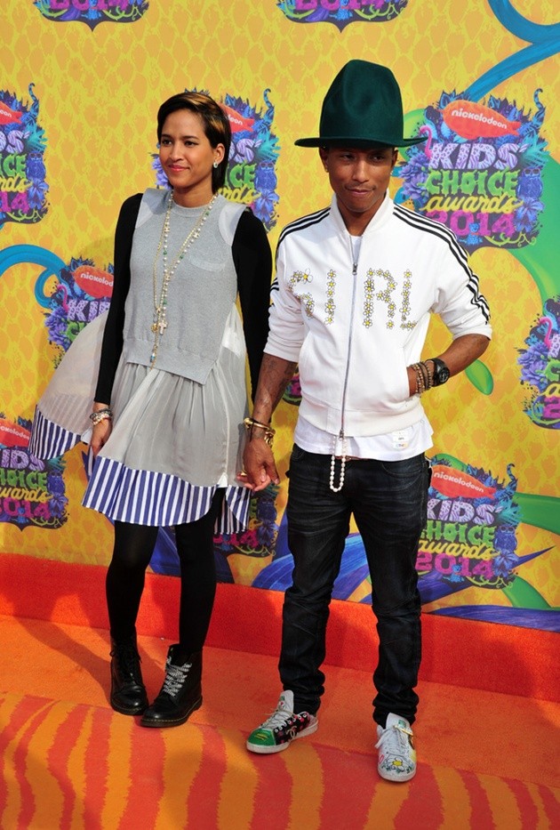 Gambar Foto Pharrell Williams dan Istri di Orange Carpet Kids' Choice Awards 2014
