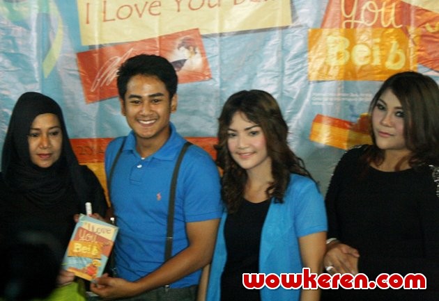 Gambar Foto Dwi Andhika dan Irma Darmawangsa Saat Launching Buku 'I Love You Beib'