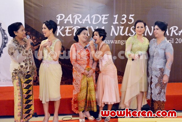 Gambar Foto Be3 Saat Tampil di Acara 'Parade 135 Kebaya Nusantara'