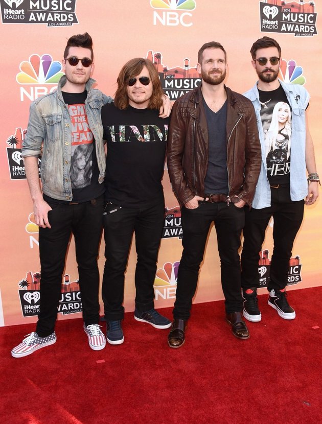 Gambar Foto Bastille di Red Carpet iHeartRadio Music Awards 2014