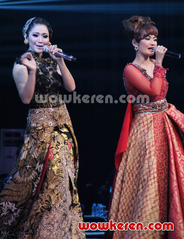 Gambar Foto Duet Ira Swara dan Siti Badriah Meriahkan Indonesian Movie Awards 2014
