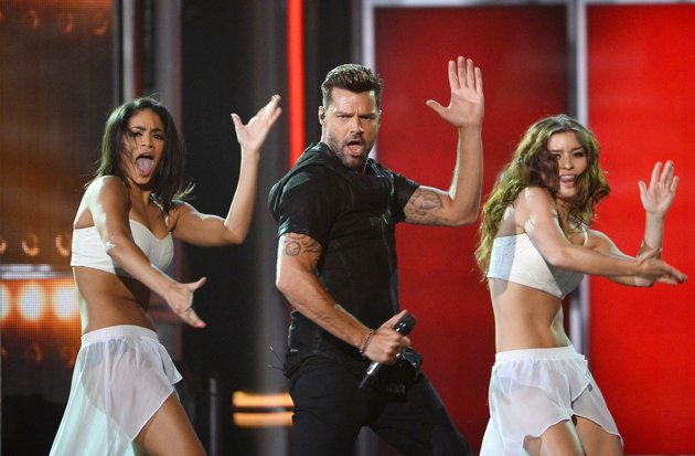 Gambar Foto Ricky Martin Nyanyikan Lagu 'Vida'