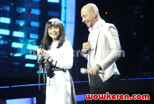 Gambar Foto Duet Rossa dan Husein di Grand Final Indonesian Idol 2014
