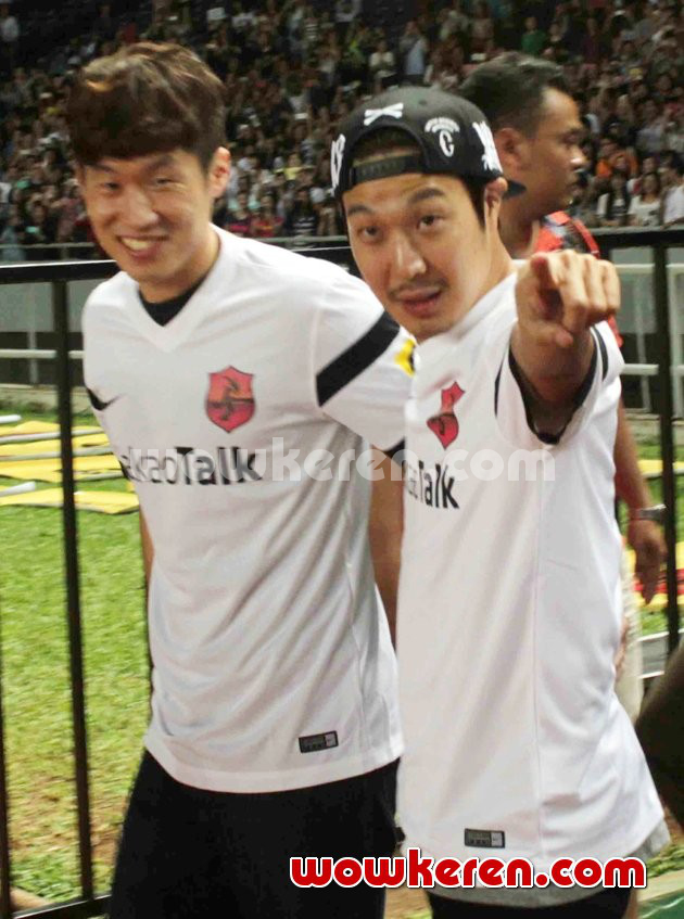 Gambar Foto Park Ji-Sung dan Haha Jumpa Pers Asian Dream Cup 2014