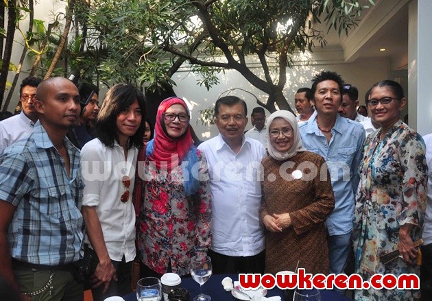 Gambar Foto Ivan, Abdee, Bunda Iffet, Jusuf Kalla, Mufidah Kalla, Bimbim dan Jajang C. Noer Berfoto Bersama