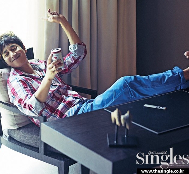 Gambar Foto Lee Sun Gyun di Majalah Singles Edisi Januari 2013
