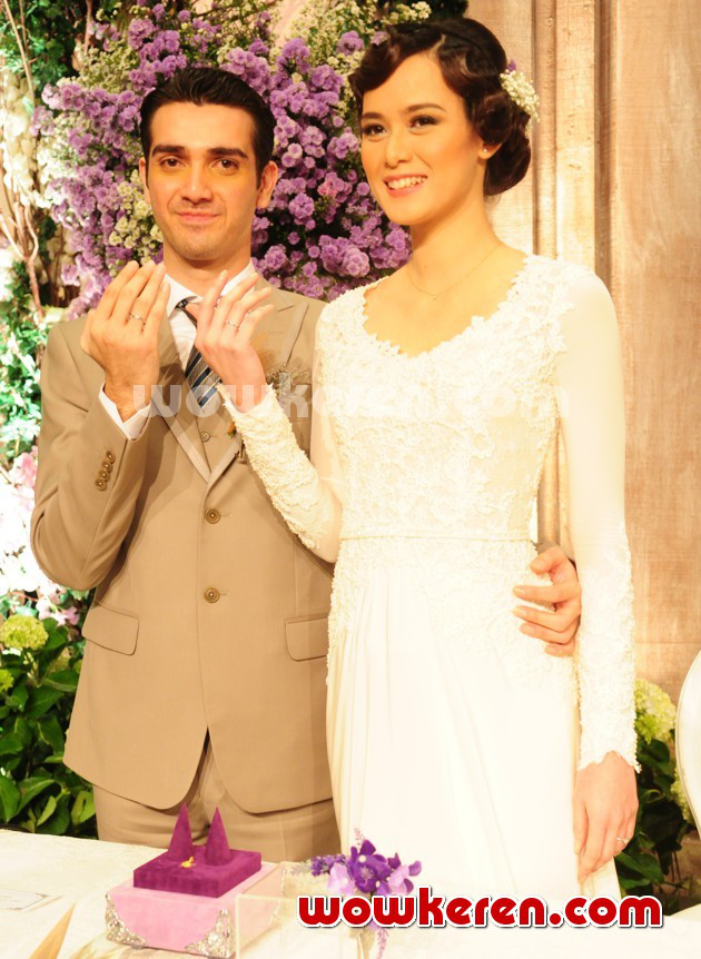 Gambar Foto Pernikahan Fachri Albar dan Renata Kusmanto