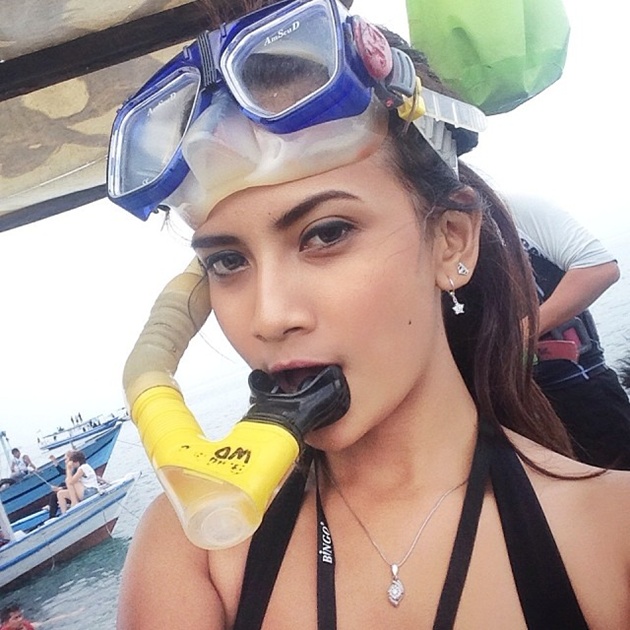 Gambar Foto Vanessa Angel Mengenakan Perlengkapan Snorkeling