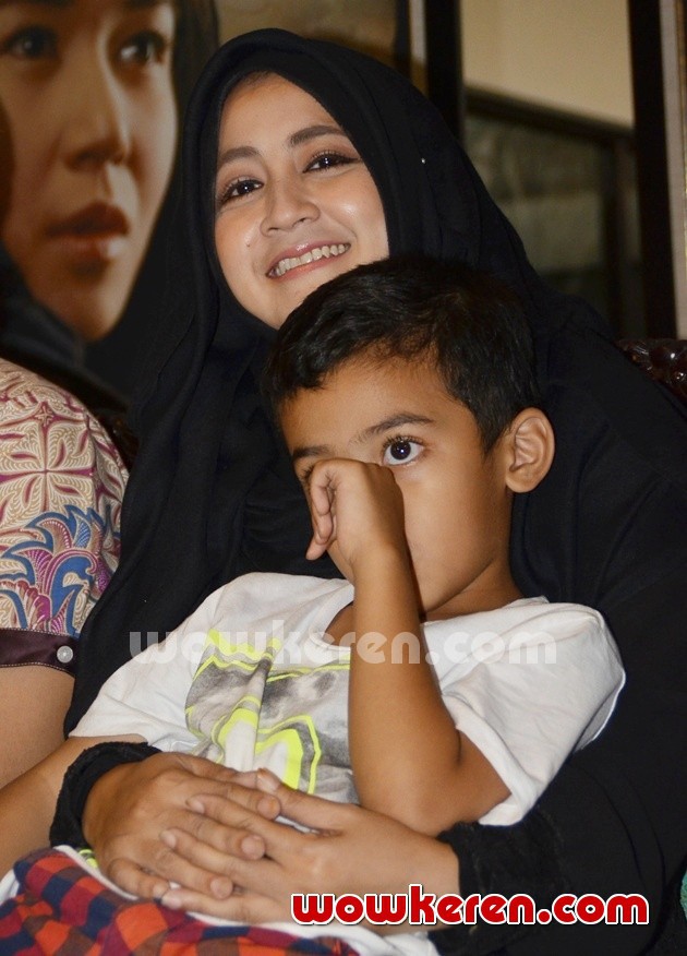Gambar Foto Pipik Dian Irawati di Acara Peluncuran Video Klip 'Pergi Haji'